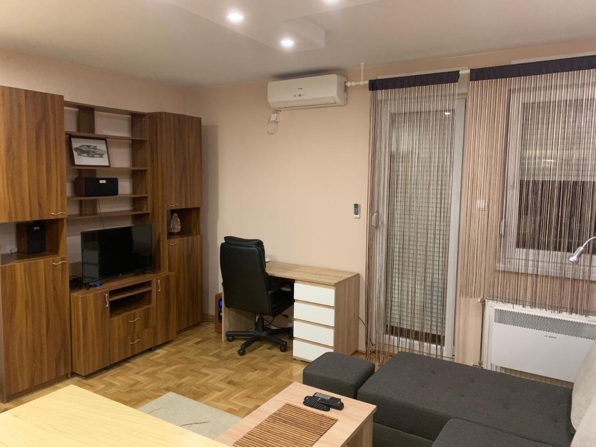 Mila Apartment Újvidék Kültér fotó